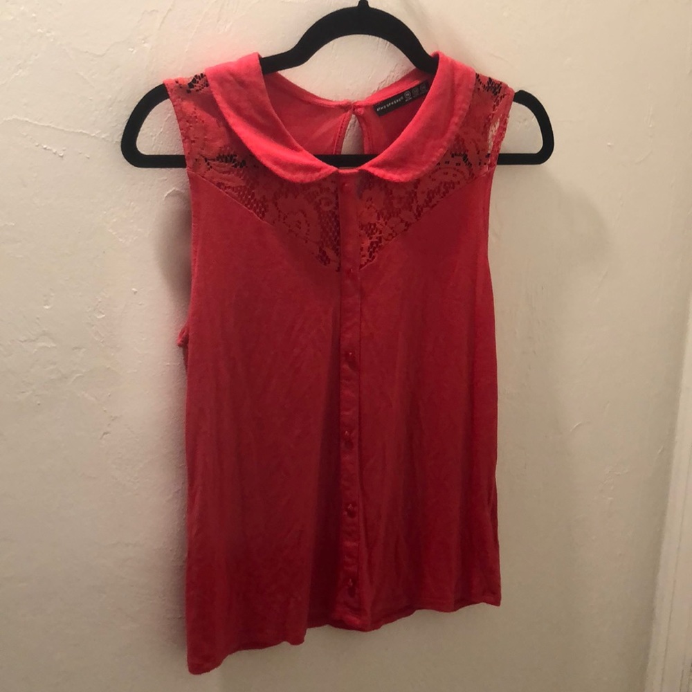 Reddish/pink collar top